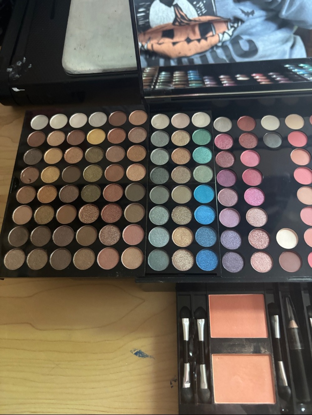 Eyeshadow Palette Set in Multi-Color - Versatile Makeup Collection - Picture 3 of 5